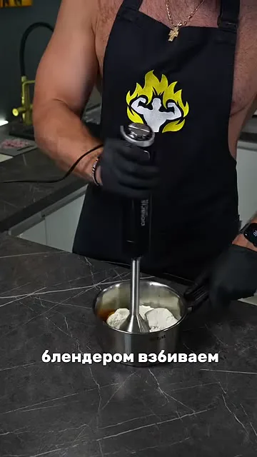 Шаг 3: взбить творожную массу с яйцами и солью блендером