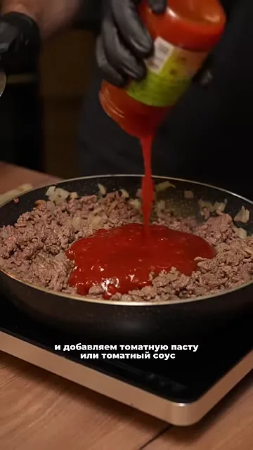 Шаг 9: перемешать соус с фаршем