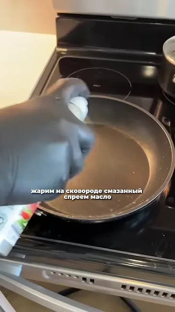 Шаг 6: смазать сковороду спреем масла