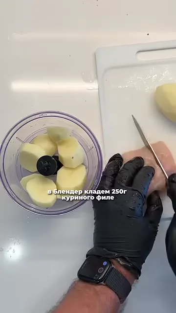 Шаг 9: положить куриное филе в блендер