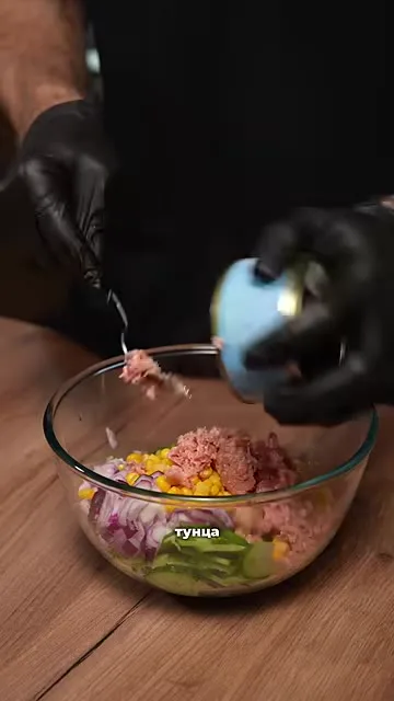 Шаг 4: добавить тунца в миску