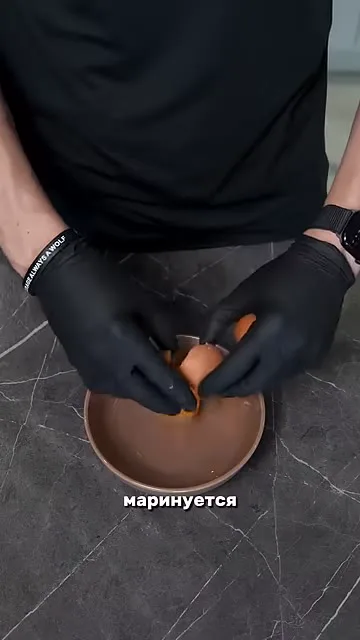 Шаг 7: разбить два яйца