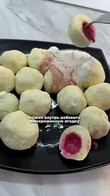 Шаг 7: Добавить замороженную ягоду внутрь шарика