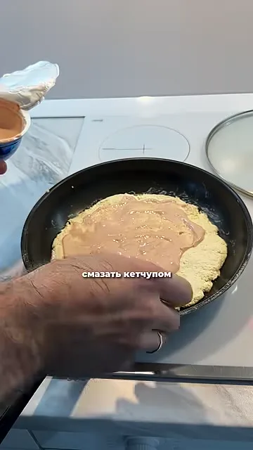 Шаг 10: Смазать лепешку кетчупом
