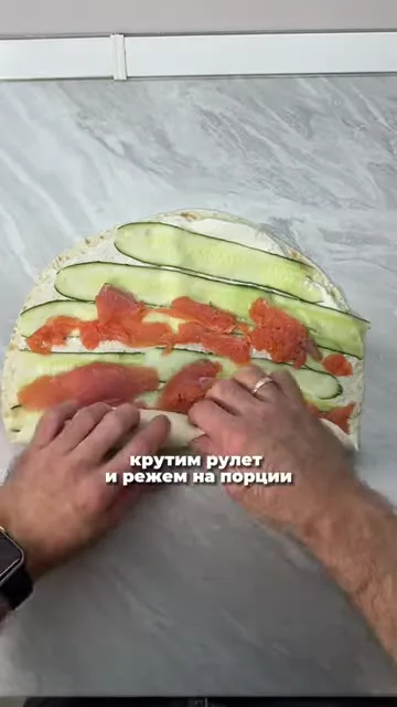 Шаг 4: свернуть лаваш в рулет