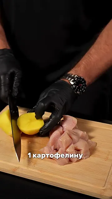 Белковый завтрак из курицы, картофеля и лука