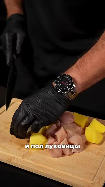 Шаг 2: Кладем куски картофеля в блендер