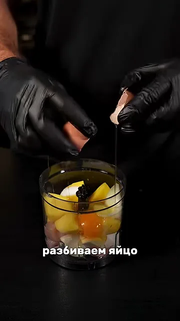 Шаг 5: Разбиваем яйцо