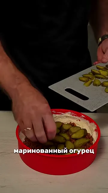 Шаг 13: выложить маринованный огурец