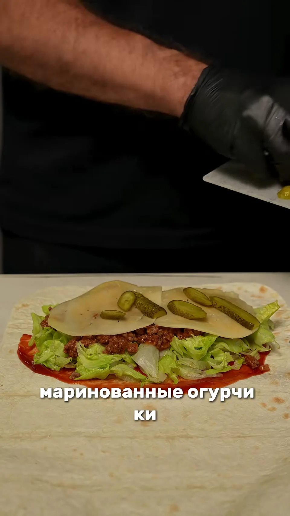 Шаг 6: раскладывать огурчики на лаваш