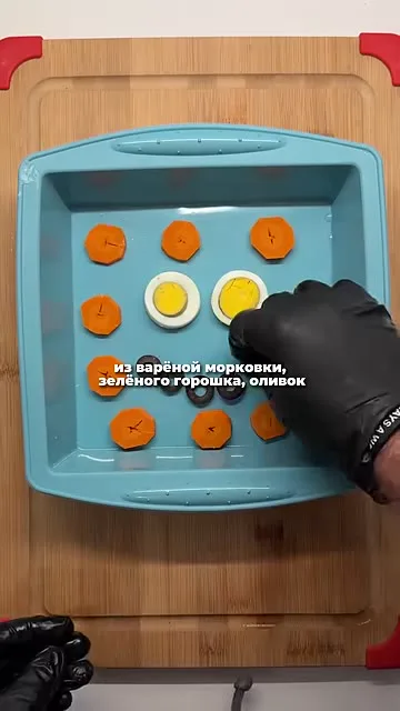 Шаг 9: выложить зелёный горошек в форму