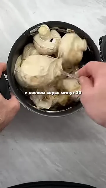 Шаг 6: Добавить соевый соус к шампиньонам