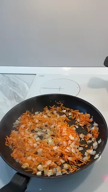 Тушёная капуста с луком, морковью и томатной пастой