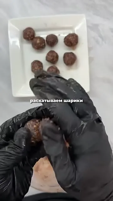 Шаг 11: вставить в шарики зубочистки