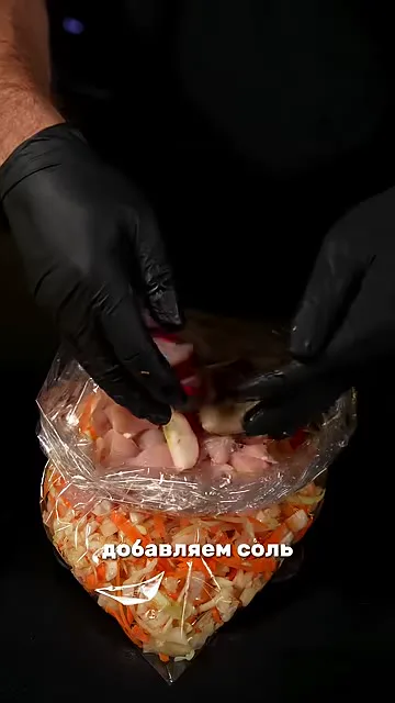 Шаг 7: класть куриное филе в пакет