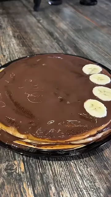 Шаг 15: украсить торт кружочками банана