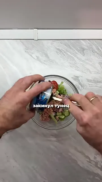 Шаг 6: добавить огурец в салат