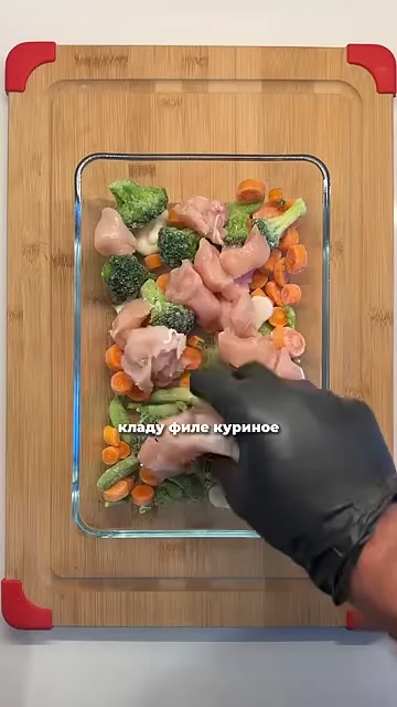 Шаг 2: выложить куриное филе к овощам
