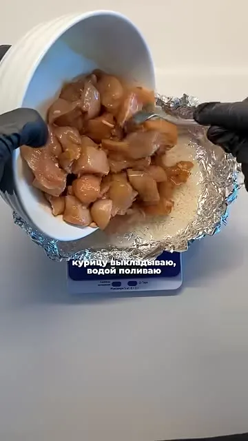 Шаг 3: выложить курицу на рис