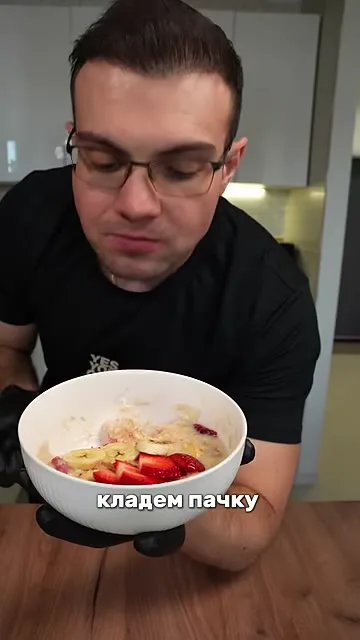 Белковый десерт с творогом и фруктами