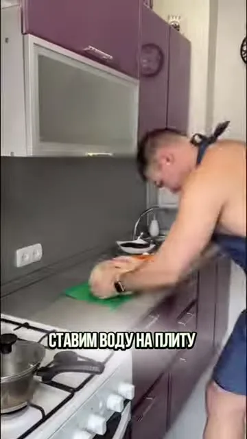 Шаг 2: ставит воду на плиту