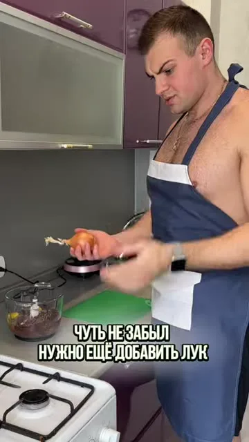 Шаг 8: разбивает в блендер два яйца