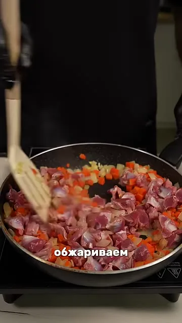 Шаг 7: обжарить овощи и куриные желудочки