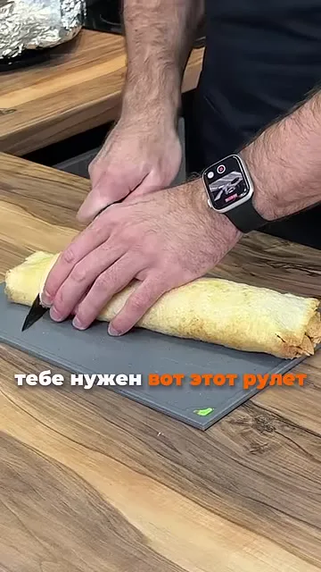 Шаг 2: накрыть корж полотенцем
