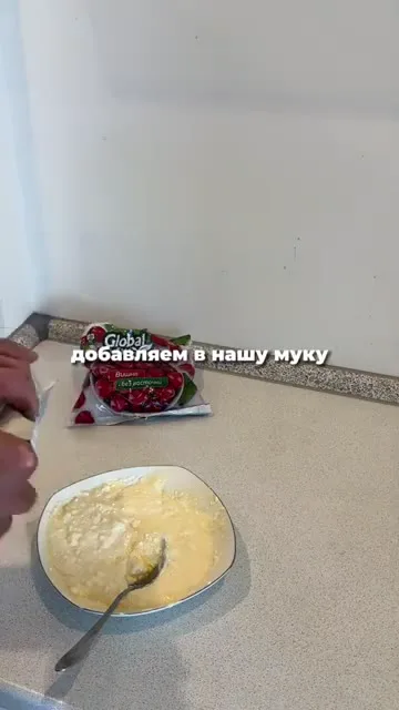 Шаг 2: размешать творог с яйцом
