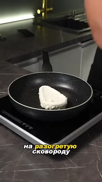 Белковая яичница с творогом и сыром