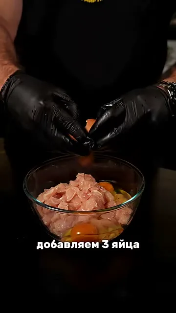 Шаг 2: добавляют яйца в миску с курицей