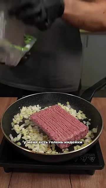 Шаг 5: обжарить лук на сковороде