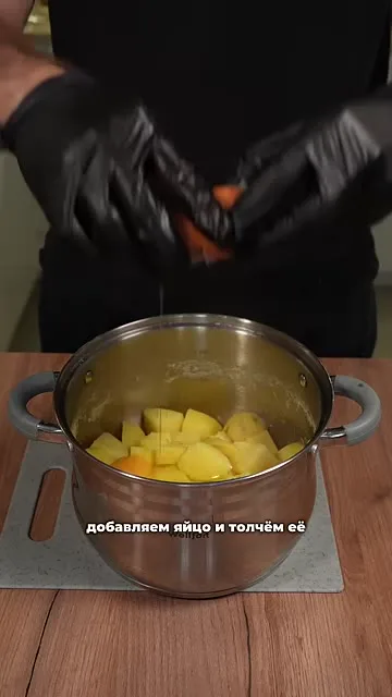 Шаг 9: добавить яйцо в сваренный картофель