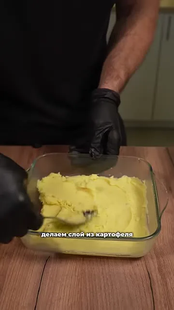 Шаг 11: выложить нижний слой картофеля в форму