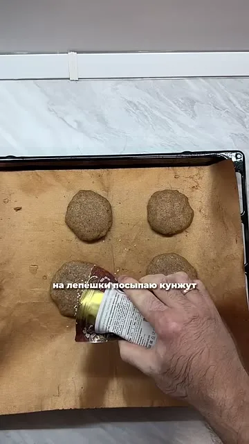 Шаг 7: посыпать кунжутом