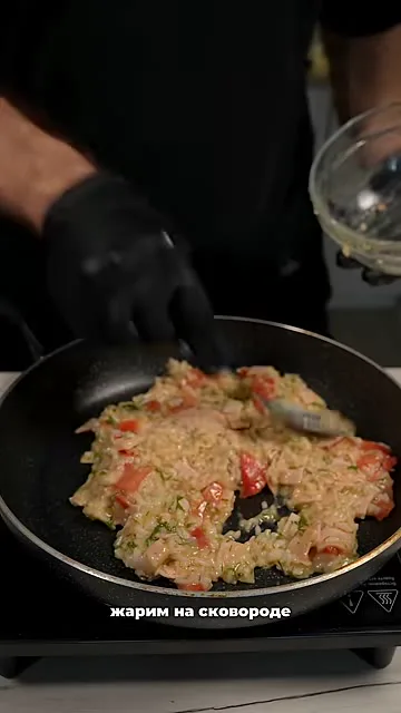 Шаг 10: выложить массу на сковороду