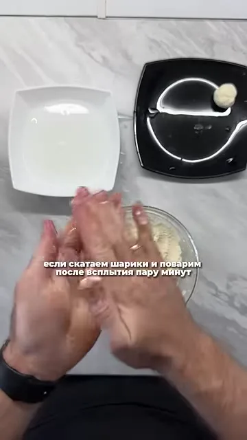 Шаг 6: скатать шарики из творожной массы