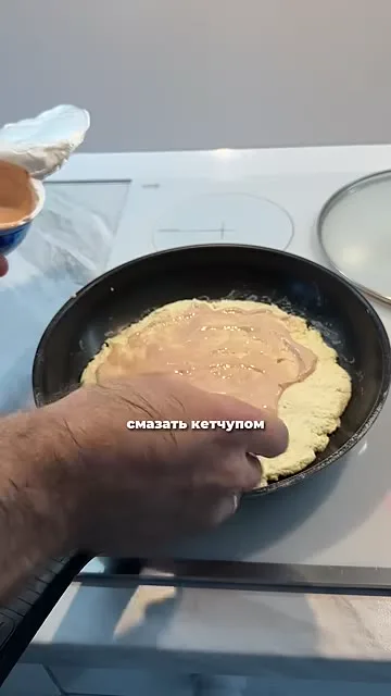 Шаг 9: выложить массу лепешкой на сковороду
