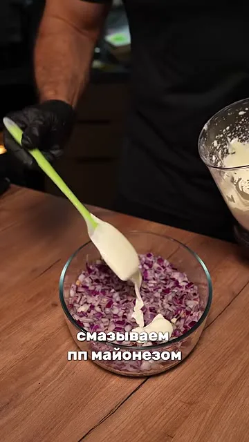Шаг 12: смазывают слой майонезом