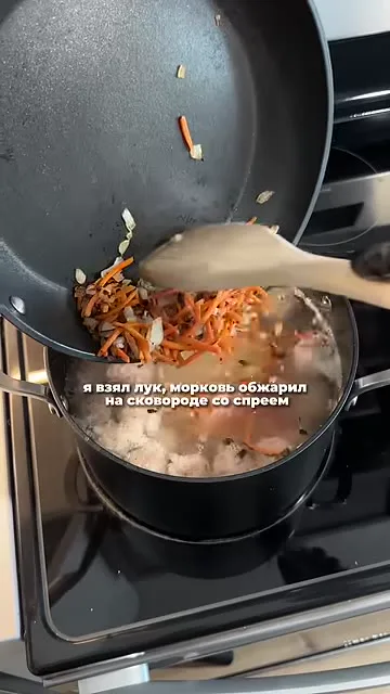 Шаг 10: сбрызнуть сковороду маслом
