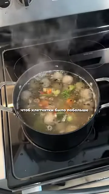 Шаг 12: добавить замороженные овощи в кастрюлю