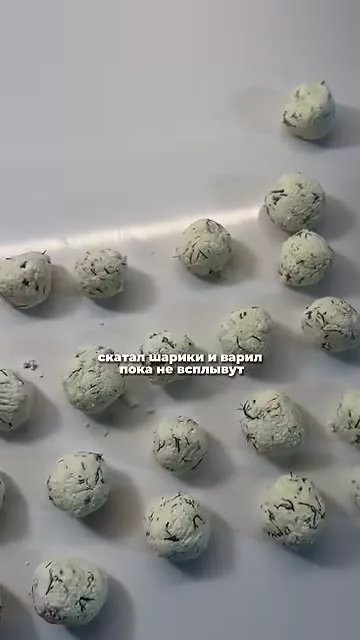 Шаг 17: скатать шарики из творожной смеси