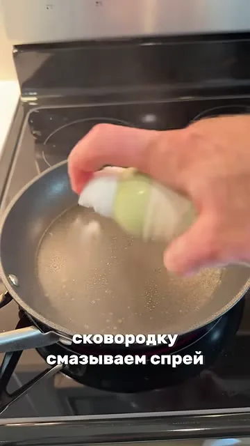 Завтрак из лаваша с яйцами, помидорами, колбасой, сыром и салатом