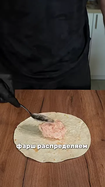 Лаваш с фаршем, помидором и сыром