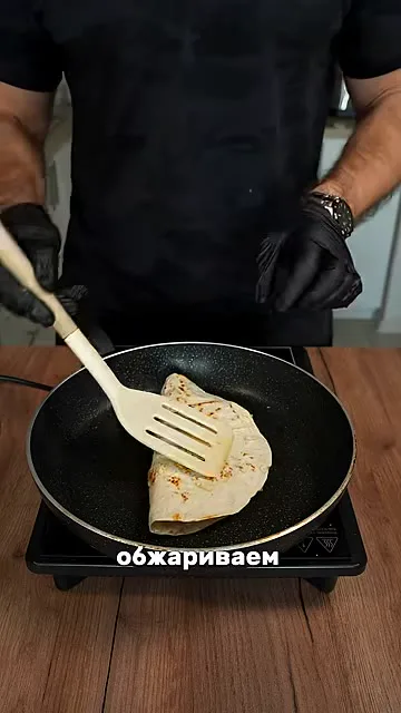 Лаваш с творогом, яйцом и фруктами