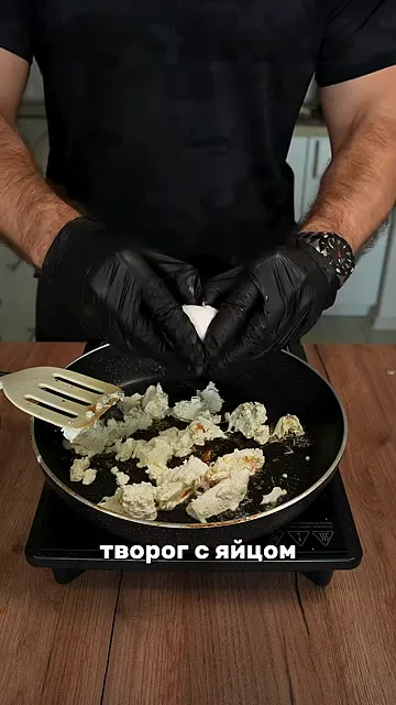 Шаг 2: жарить творог с яйцом на сковороде