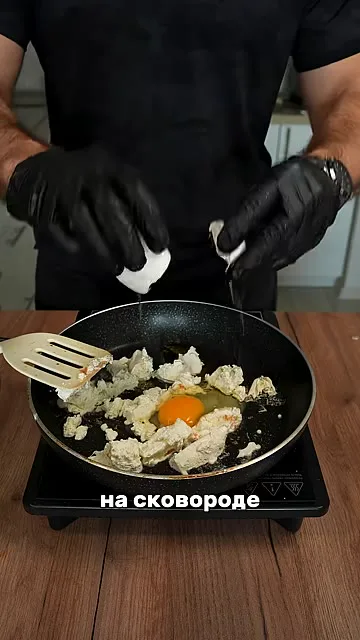 Шаг 4: добавить яйцо к творогу