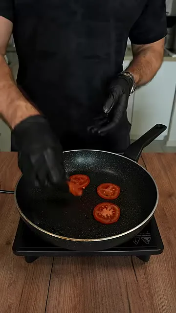 Лаваш с помидором, яичной смесью и колбасой