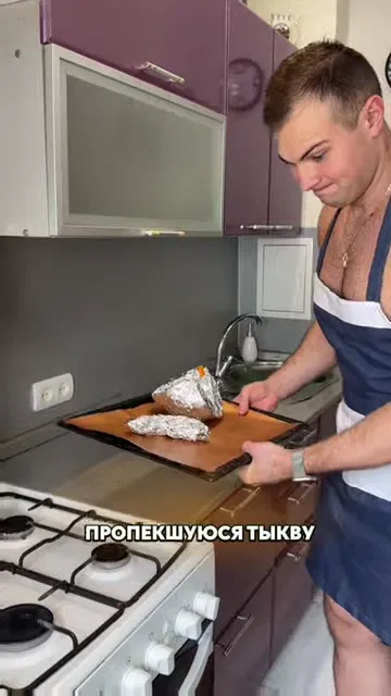 Шаг 2: вырезает мякоть пропекшейся тыквы