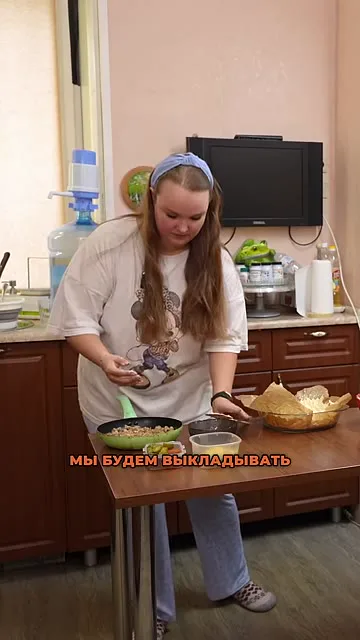 Шаг 11: Выложить в основу фарш